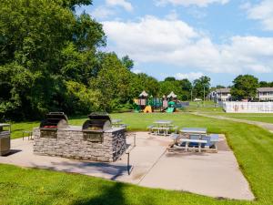 een park met een picknicktafel en een grill bij Styling Gem 5mins to Downtown pool-gym-parking in Durham
