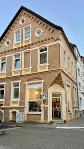 a brick building with a no parking sign in front of it at CLS Große City Altbau Wohnung für 4 Personen mit XXL Dusche, neues Bad, Dielen, Schlafsofa 160x200 mit 20cm Matratze, Smart TV & schnellem WLAN in Hildesheim Ost, Nähe HAWK, Uni, Bosch, Ostbahnhof, A7 in Hildesheim