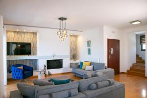 A seating area at ISLAND Time Deluxe Apartment Downtown 3 floors