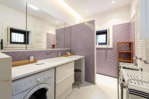 a laundry room with a washer and dryer in it at GuestReady - Splendid flat w/ patio in Porto