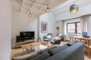 un soggiorno con divano, sedie e TV di Bright Stylish Apartment Near Beach - Appa Ostend a Ostenda