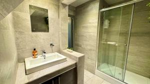 Koupelna v ubytování Spacious 5-Bed South View Home for Families, Sleeps 10, Garden, Free Wi-Fi, Parking, Close to Sheffield City Centre