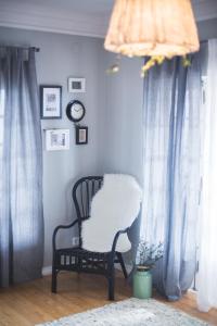 エリセイラにあるBeach House Outeirinhoの椅子と時計付きの壁