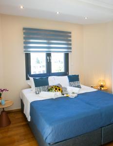 A bed or beds in a room at ISLAND Time Deluxe Apartment Downtown 3 floors Még 37 kép
