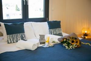A bed or beds in a room at ISLAND Time Deluxe Apartment Downtown 3 floors