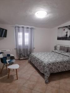 Un dormitorio con una cama, una mesa y una silla. en Pisa & Lucca Dream Stay, en Avane