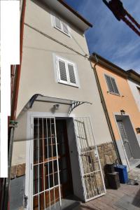 una casa que se está construyendo con la puerta abierta en Pisa & Lucca Dream Stay, en Avane
