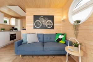 sala de estar con sofá azul en la cocina en Hausboot Coworkingship, en Burgtiefe auf Fehmarn 