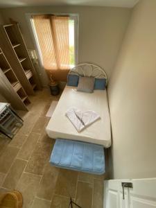 a small room with a bed in the corner at La chambre solaire à la ferme in Saint-Maurice-la-Clouère