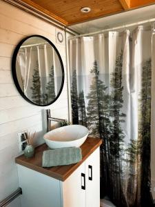 a bathroom with a sink and a mirror at Horyzont Spokoju in Podobin