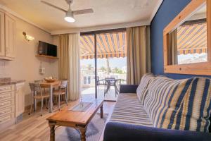 TV a/nebo společenská místnost v ubytování Paradise Court 1 BR Condo with Pool, Costa Adeje