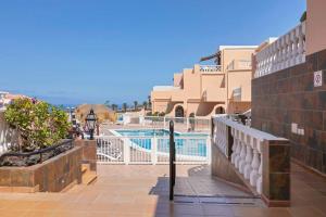 Bazén v ubytování Paradise Court 1 BR Condo with Pool, Costa Adeje nebo v jeho okolí