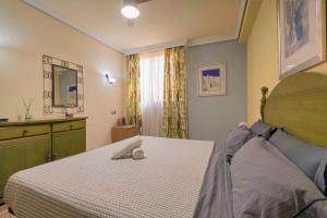 Postel nebo postele na pokoji v ubytování Paradise Court 1 BR Condo with Pool, Costa Adeje + 33 fotografií