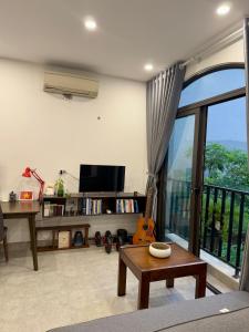 Μια τηλεόραση ή/και κέντρο ψυχαγωγίας στο April Box