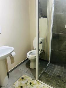 Galeriebild der Unterkunft Stunning modern 2 bedroom apartment in Waterfall Ridge in Midrand