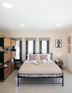 A bed or beds in a room at ISLAND Time Deluxe Apartment Downtown 3 floors