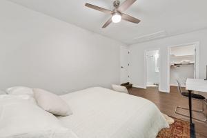 Ένα ή περισσότερα κρεβάτια σε δωμάτιο στο Charming midtown home +1 φωτογραφίες