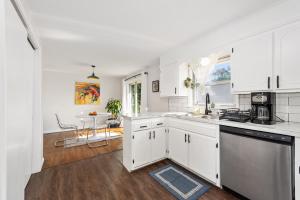 Η κουζίνα ή μικρή κουζίνα στο Charming midtown home