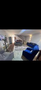 sala de estar con sofás azules y sofá en Duplex chatet, en Marsa Matruh