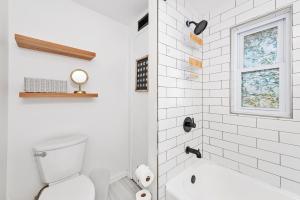 Ένα μπάνιο στο Charming midtown home