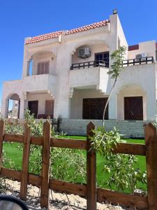 una casa con una valla delante en Duplex chatet, en Marsa Matruh