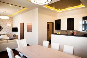 comedor y cocina con mesa y sillas en Chairman's Apartment, en Budapest