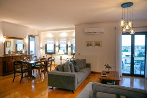 A seating area at ISLAND Time Deluxe Apartment Downtown 3 floors