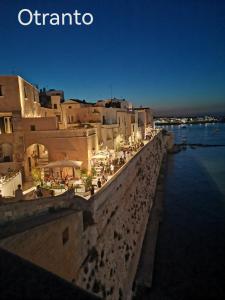- Vistas a la ciudad por la noche con el agua en Appartamento Cuore, en San Pietro Vernotico 54 fotos más