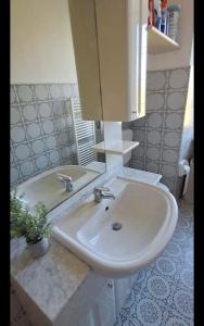 un baño con lavabo y bañera en Casa Maria - Vacation home, en Serramonacesca 18 fotos más