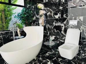 Gqeberhaにある50 Boutique Hotel and Spaのバスルーム(白いバスタブ、トイレ付) +47枚の写真