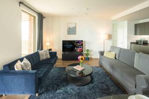 una sala de estar con un sofá y una mesa en Bermondsey Apartments By Sleepy Lodge, en Londres 29 fotos más