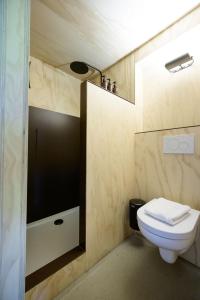 een badkamer met een wit toilet en een douche bij Het Lage Noorden in Marrum