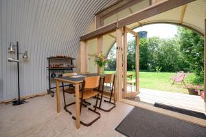 een kamer met een tafel en een glazen deur bij Het Lage Noorden in Marrum +10 foto's