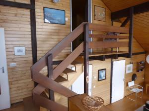 eine Wendeltreppe in einem Haus mit Holzwänden in der Unterkunft Ferienhaus Casa del diavolo in Bernau im Schwarzwald + 10 Fotos