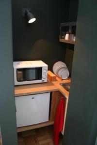 una cocina con microondas en una encimera en 2U Oporto Urban Stays, en Oporto