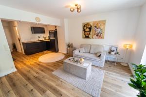 una sala de estar con un sofá y una mesa en Hanseperle - Balkon, Smart-TV, zentral in Bremen, en Bremen