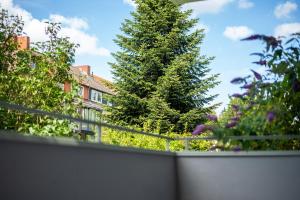 una vista de un árbol desde un balcón en Hanseperle - Balkon, Smart-TV, zentral in Bremen, en Bremen