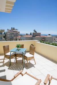 A balcony or terrace at ISLAND Time Deluxe Apartment Downtown 3 floors