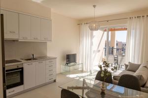 Η κουζίνα ή μικρή κουζίνα στο Phaedrus Living Seaside Thalassa Cretan 202