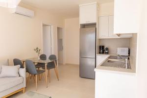 Η κουζίνα ή μικρή κουζίνα στο Phaedrus Living Seaside Thalassa Cretan 202