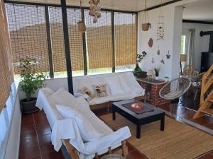 プラタモナスにあるAppartement Platamonのソファとテーブルのあるリビングルーム