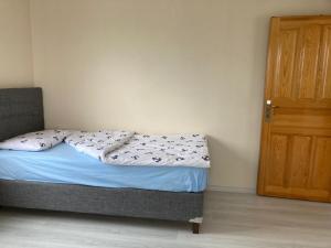 HayratにあるHayrat black sea apartsのベッドルーム1室(ベッド1台付)、木製のドア +87枚の写真