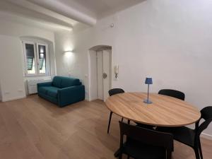a living room with a table and a blue couch at Camogli - Il Caruggio di Mirella - Liguria Holidays in Camogli