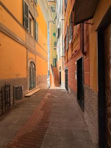 an empty alley way in an alley between two buildings at Camogli - Il Caruggio di Mirella - Liguria Holidays in Camogli