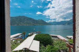 una ventana con vistas al lago en Apartments Babilon en Kotor