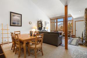 ウィルソンにあるRMR: Wheatgrass 2222 Condo in The AspensWilsonWYのテーブルとソファのあるリビングルーム