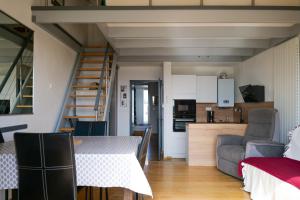 Η κουζίνα ή μικρή κουζίνα στο Spacieux appartement duplex - vue chenal - la Chaume - 7 personnes +8 φωτογραφίες