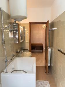 een badkamer met een wastafel en een bad in de kamer bij Casa Francy - Taggia in Arma di Taggia