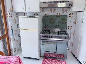 een keuken met een fornuis en twee koelkasten bij Casa Francy - Taggia in Arma di Taggia +16 foto's