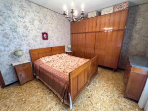 een slaapkamer met een bed en twee nachtkastjes bij Casa Francy - Taggia in Arma di Taggia